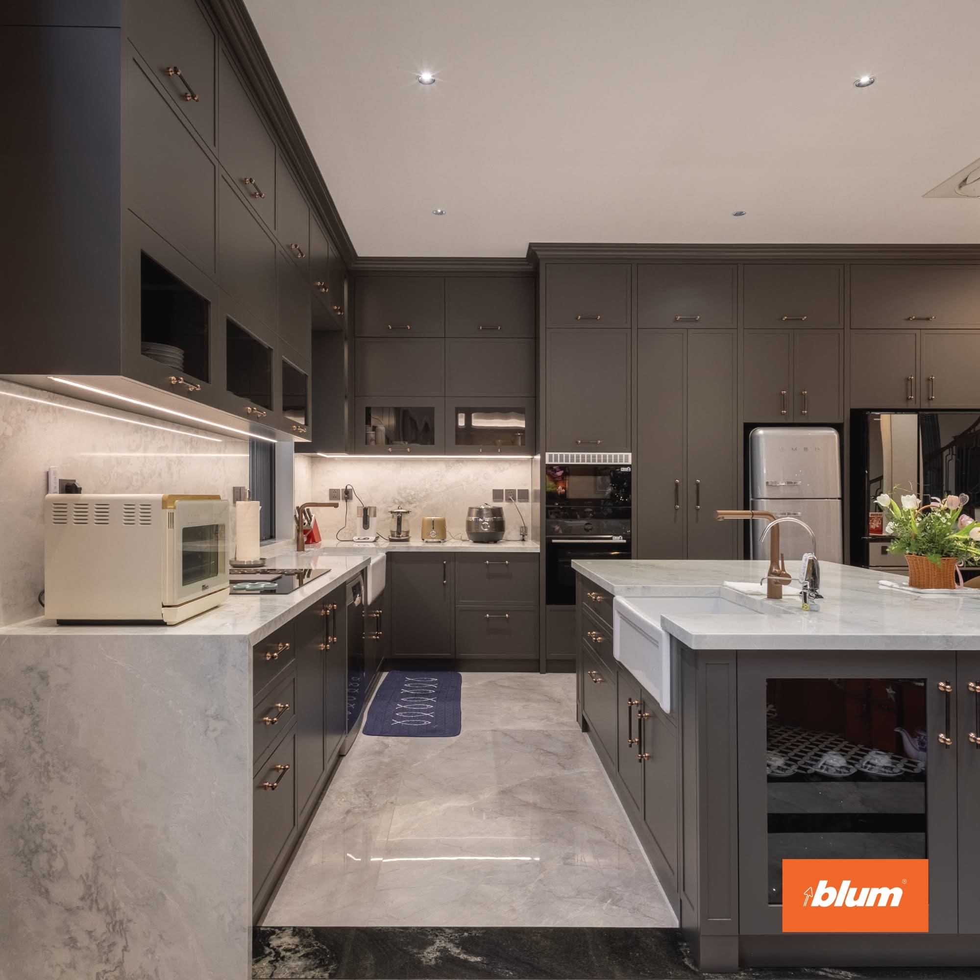 Giá phụ kiện bếp Blum
