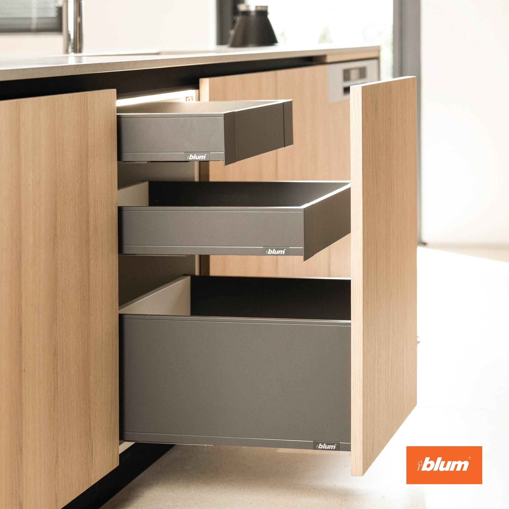 Giá phụ kiện bếp Blum